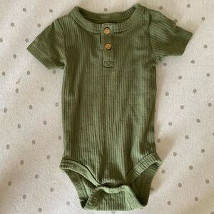Green Cat & Jack Baby Onesie/Bodysuit Size 3-6m